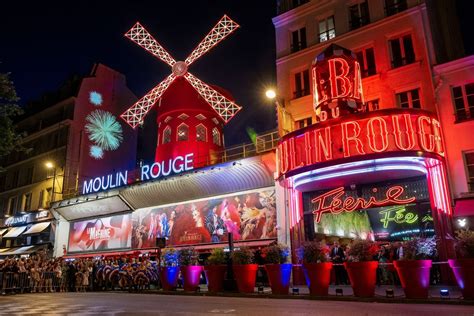 Der legendäre 'Jaques' im Pariser Moulin Rouge - Ein Abend voller Tanz und Glitzer!